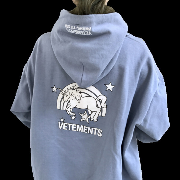 Дамски суичър в син цвят с апликация - широк модел