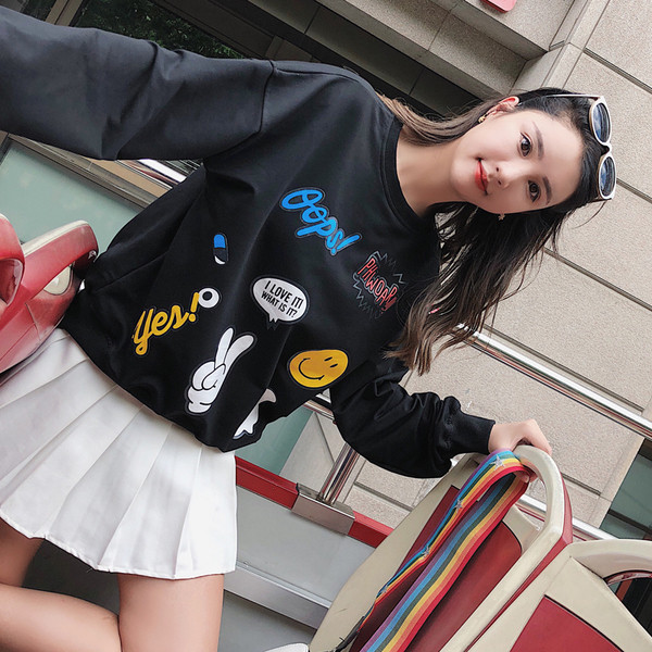 Дамски суичър с О-образна яка и апликации в черен и бял цвят