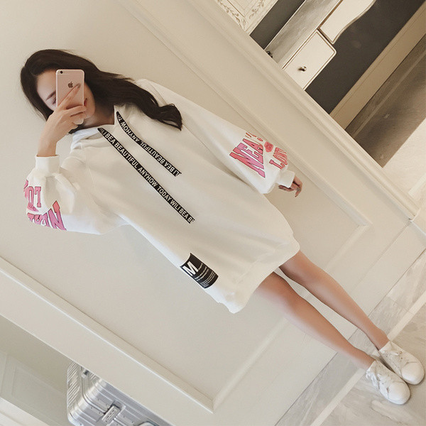 Μοντέρνο μακρύ γυναικείο πουλόβερ με επιγραφές σε τρία χρώματα