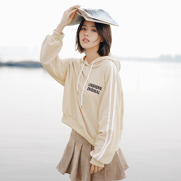 Дамски суичър в два цвята с кантове и надпис