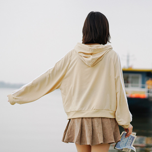 Дамски суичър в два цвята с кантове и надпис