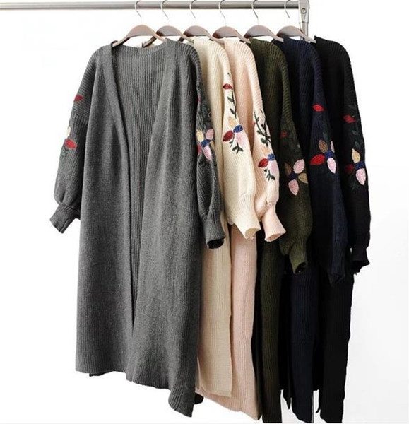 Дамска дълга жилетка с бродерия на ръкавите в няколко цвята