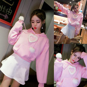 Модерен дамски суичър в розов цвят с пухени елементи