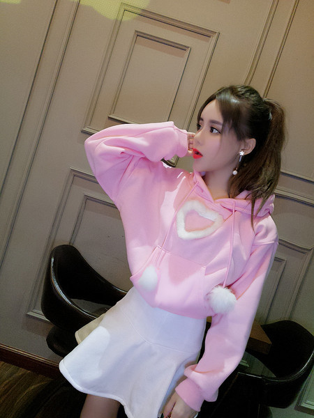 Модерен дамски суичър в розов цвят с пухени елементи