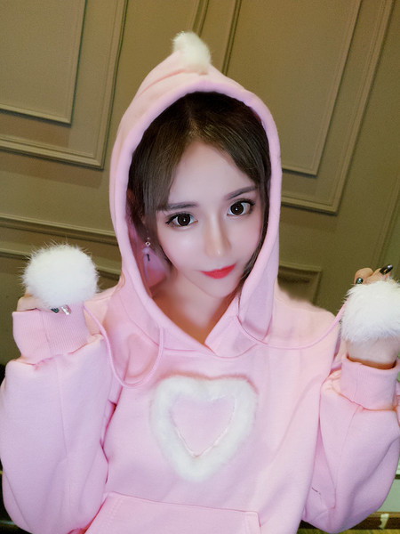 Модерен дамски суичър в розов цвят с пухени елементи