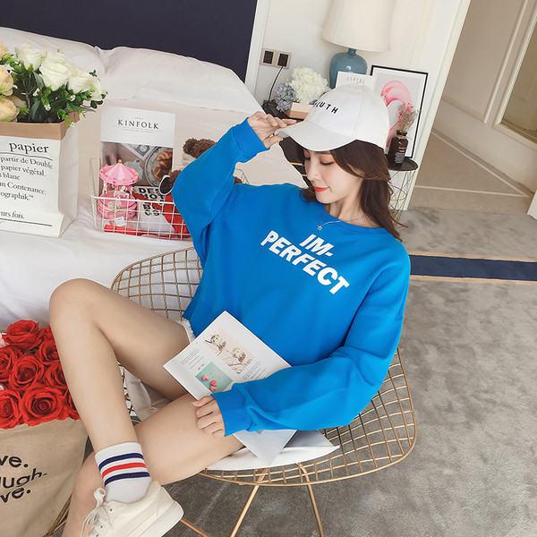 Ежедневен дамски суичър в син цвят с надпис и О-образна яка