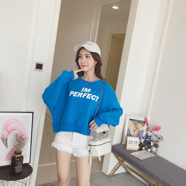 Ежедневен дамски суичър в син цвят с надпис и О-образна яка