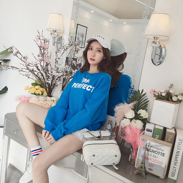 Ежедневен дамски суичър в син цвят с надпис и О-образна яка