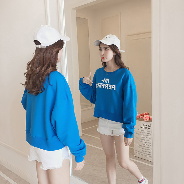 Ежедневен дамски суичър в син цвят с надпис и О-образна яка