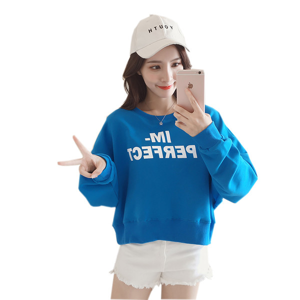 Ежедневен дамски суичър в син цвят с надпис и О-образна яка