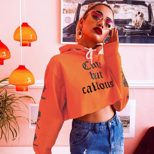 Къс дамски суичър с надпис в оранжев цвят