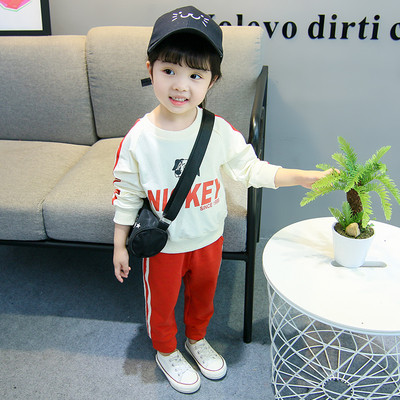 Детски комплект за момичета от две части с апликация в две части