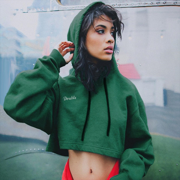 Дамски къс пуловер в зелен цвят с качулка и надпис