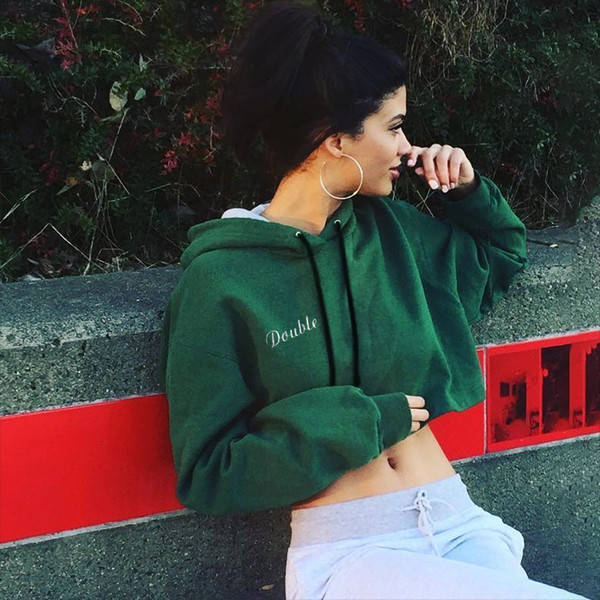 Дамски къс пуловер в зелен цвят с качулка и надпис