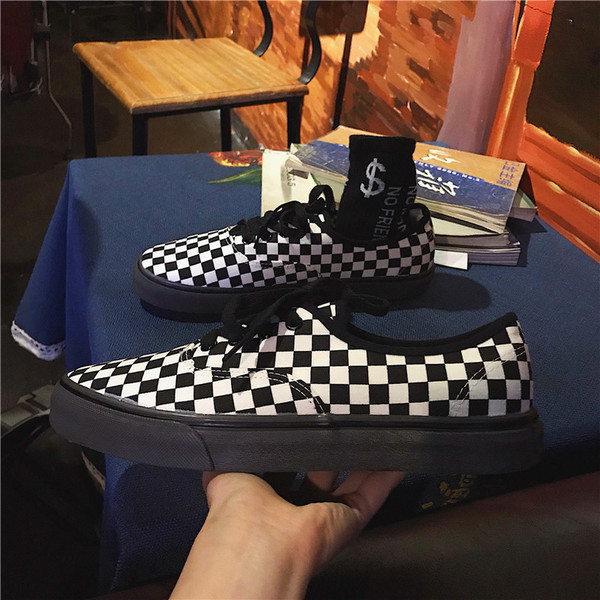 Модерни мъжки кецове на каре в два цвята