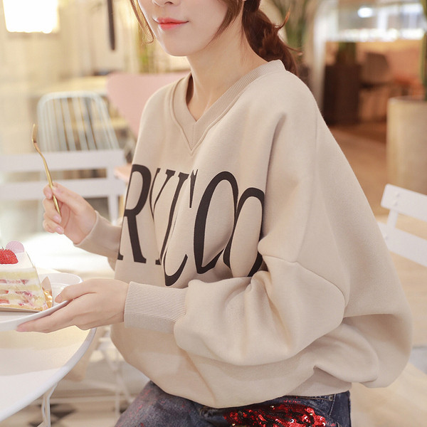 Дамски суичър с V-образно деколте и надпис в няколко цвята