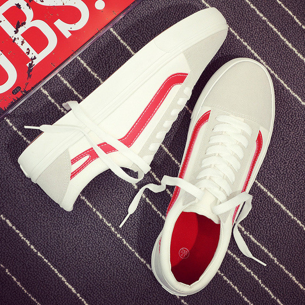 Мъжки маратонки в бял цвят с цветни ленти