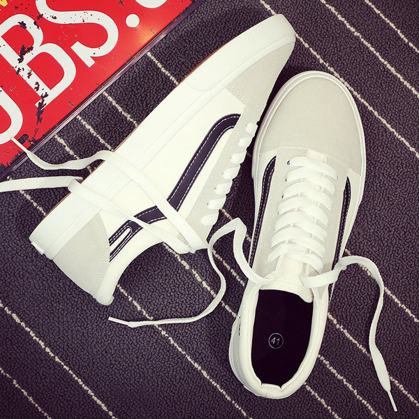 Мъжки маратонки в бял цвят с цветни ленти