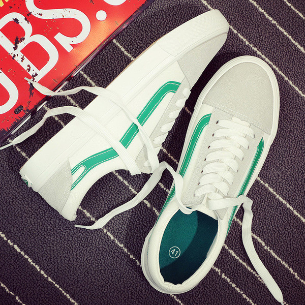 Мъжки маратонки в бял цвят с цветни ленти