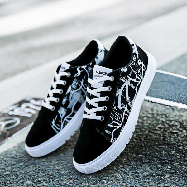 Мъжки маратонки в черен цвят с цветни шарки