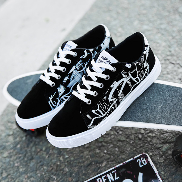 Мъжки маратонки в черен цвят с цветни шарки