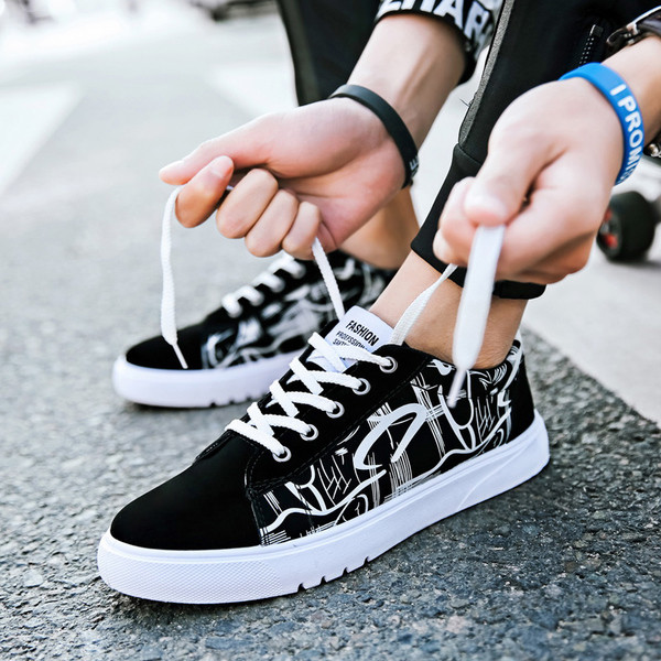 Мъжки маратонки в черен цвят с цветни шарки