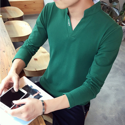 Мъжка блуза с яка и V-образно деколте